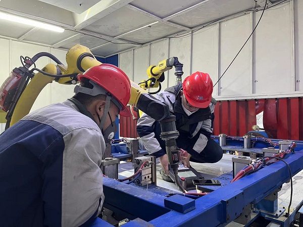 14點(diǎn)，江蘇長(zhǎng)江智能制造研究院有限責(zé)任公司秦拓、王豪在無錫現(xiàn)場(chǎng)進(jìn)行新能源電池托盤焊接項(xiàng)目的設(shè)備安裝及調(diào)試工作.jpg