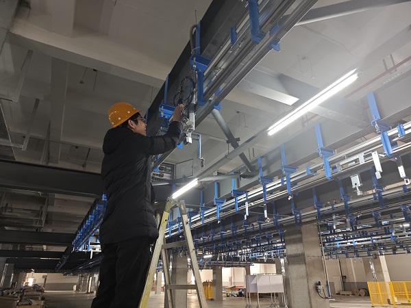 6. 浙江杭州，北自科技陳凱在化纖懸掛線項目上檢查電氣線路.jpg