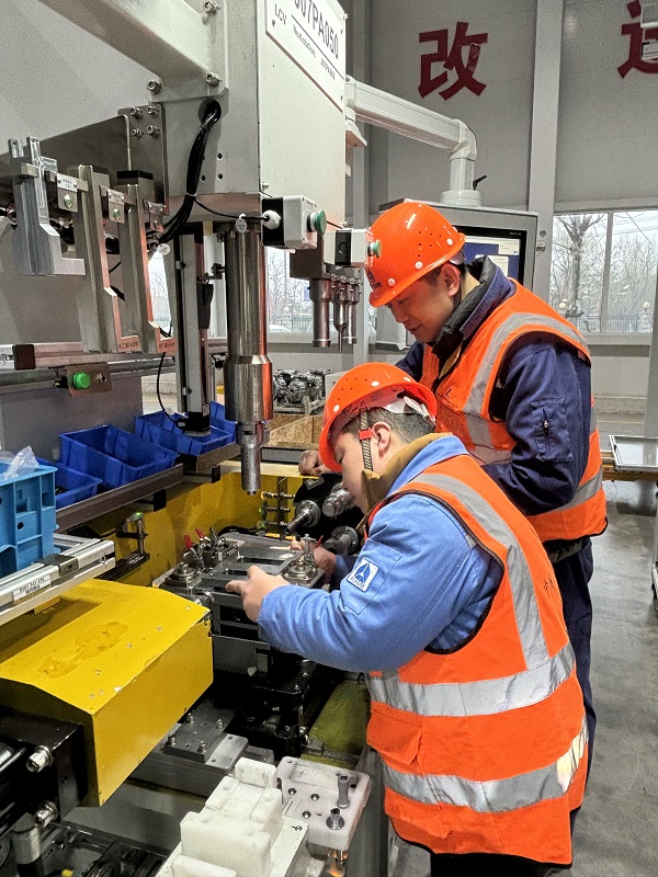 2. 浙江嘉興，智能裝配事業部陶東凱、韓冰華在AMT變速箱柔性生產線項目現場調試.jpg