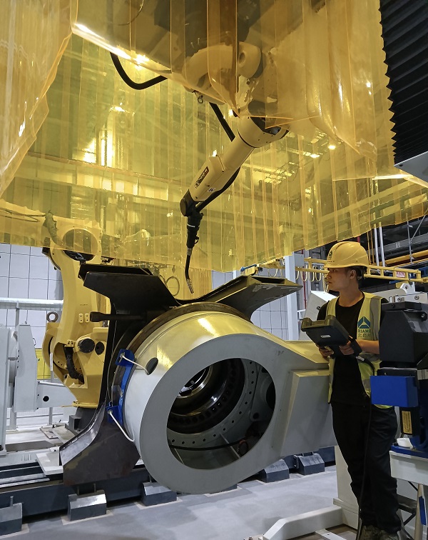 5. 山西太原，機器人事業部趙海如在挖焊接生產線上進行焊接工藝調試.jpg